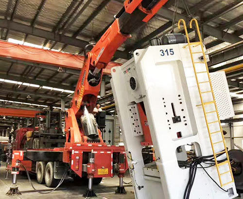 凤岗镇附近随车吊出租，轻松解决运输难题