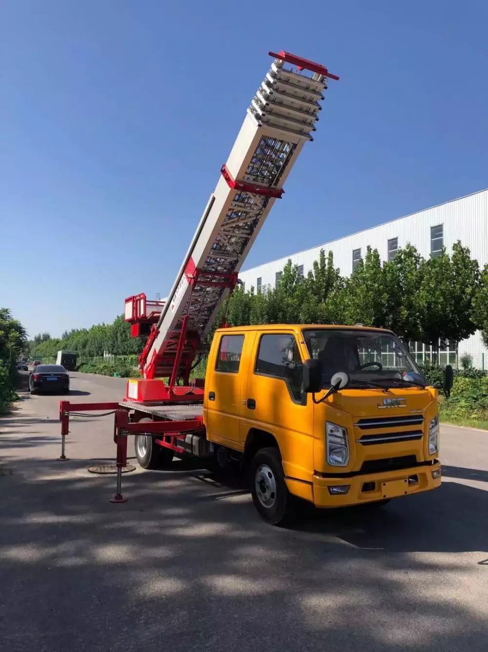 凤岗镇附近的云梯车出租服务：轻松解决高空作业需求